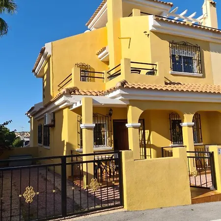 Near With Pool 3 Bedrooms Villa Torrevieja